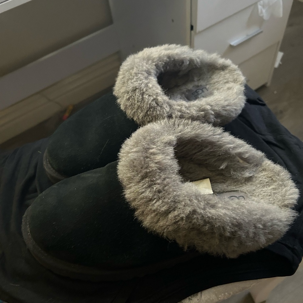 Black ugg slippers